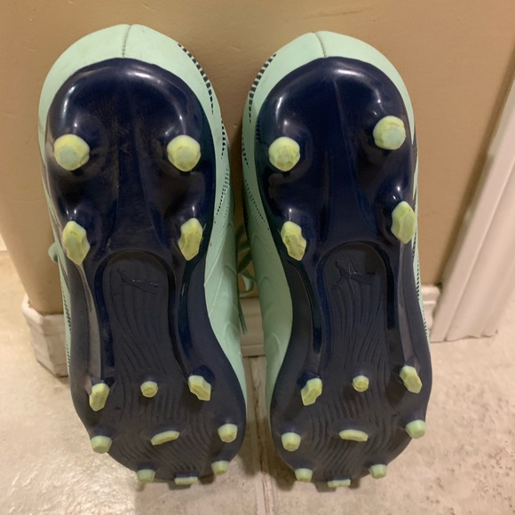 Girl’s soccer shoes. Size 6.5 - Picture 2 of 2